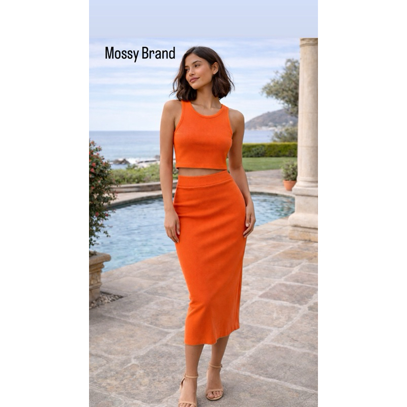 Conjunto top cropped com saia midi canelado com fenda lateral  e elastano.