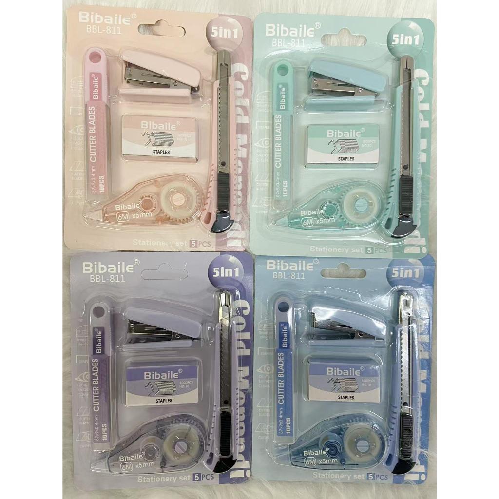 O kit de papelaria inclui cortador, grampeador e fita corretiva para escritórios escolares