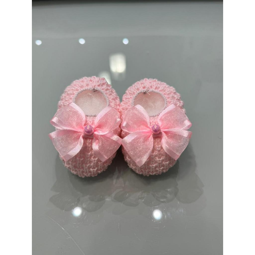 Sapatinho de tricô para bebê rosa com laço rosa