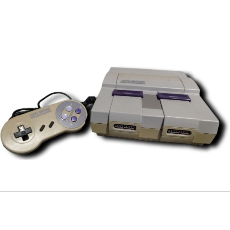 Super Nintendo com 2 controles 1 original, e 1 jogo.