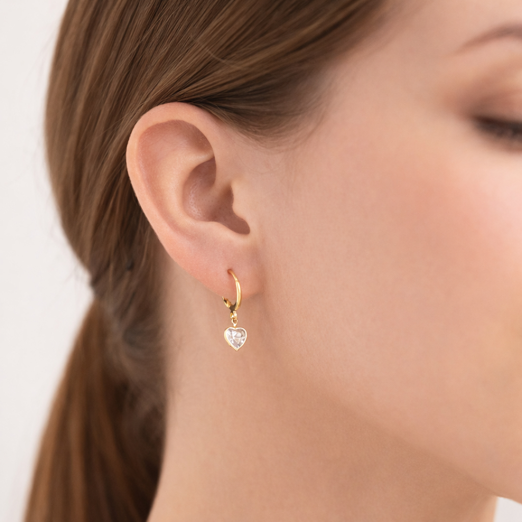Brinco Elegante Argolinha Ponto de Luz Formato de Coração Semijoia Banhada a Ouro 18k com Garantia