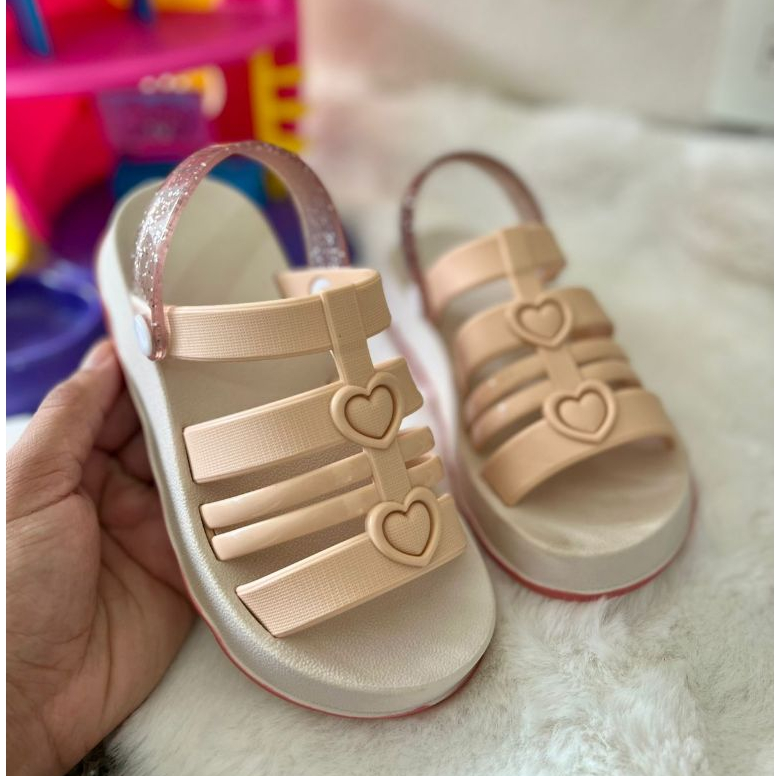 Sandália infantil MINI LOVE ,lançamento do momento,qualidade e conforto para as pequenas em Oferta na Shopee