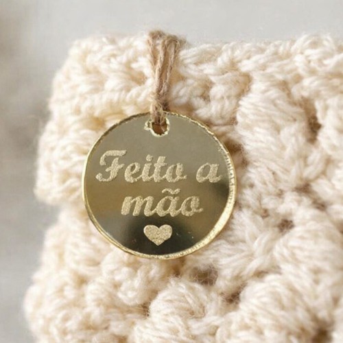 TAG  " FEITO A MÃO " 1,5 CM 50 unid. - etiqueta para crochê - tag acrílico - etiqueta para crochê em Oferta na Shopee