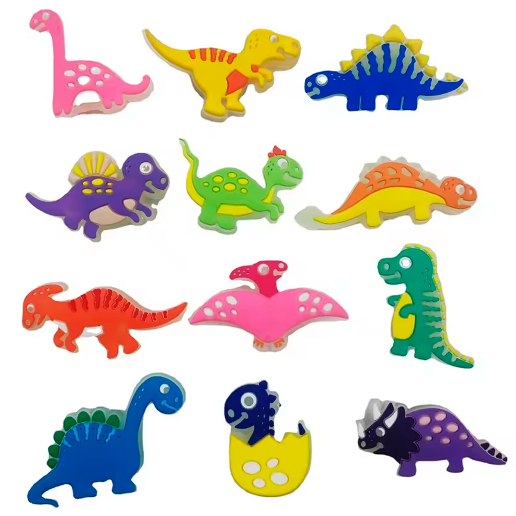 Kit 12 Charm Pingente Compatível com Babuche Papete Dinossauro Brilha no Escuro Sortido Pins Botton Decoração Fivela