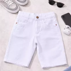Bermuda Branca Jeans Juvenil Infantil para meninos, com bolso Moda Adolescente. Confortavel e pratico para o dia a dia.