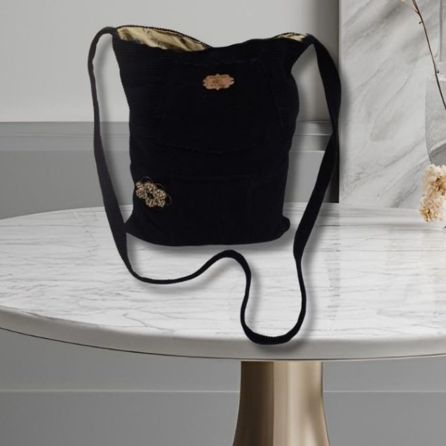 BOLSA FEMININA EM VELUDO PERSONALIZADA COM BOLSO EXTERNO, FORRADA COR PRETO, TECIDO VELUDO