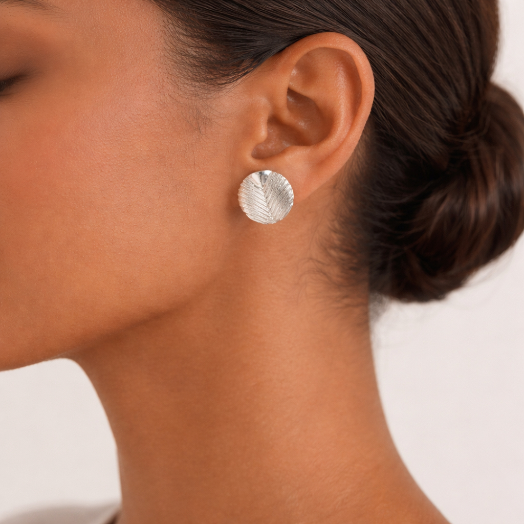 Brinco Feminino de Luxo com Detalhe Folha em Relevo Acessório Sofisticado Banhado A Prata