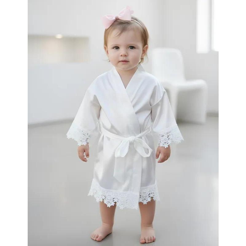 Robe Branco Infantil de Cetim com Detalhes em Renda - Elegância e Conforto para os Pequenos