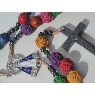 Terço em formato de rosas coloridas, com medalha de corpinho de Nossa Senhora Aparecida e  entremeios e cruz de Hematita