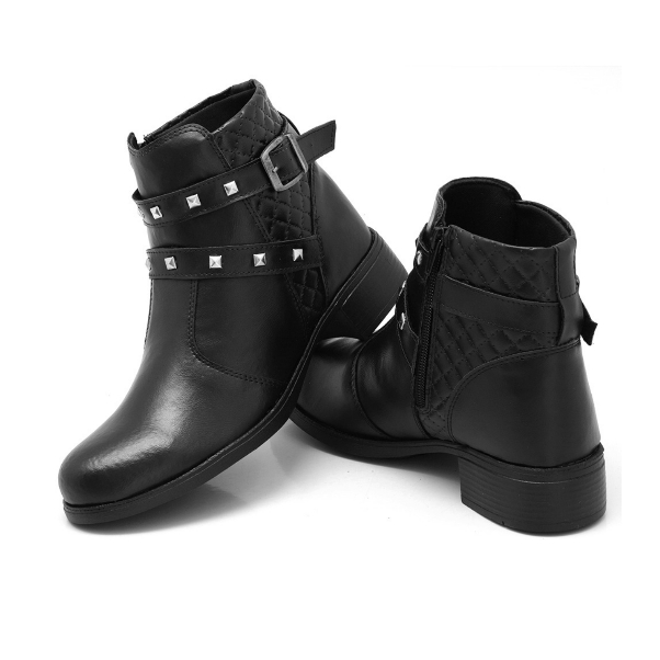 Bota feminina preta de cano curto com fivelas