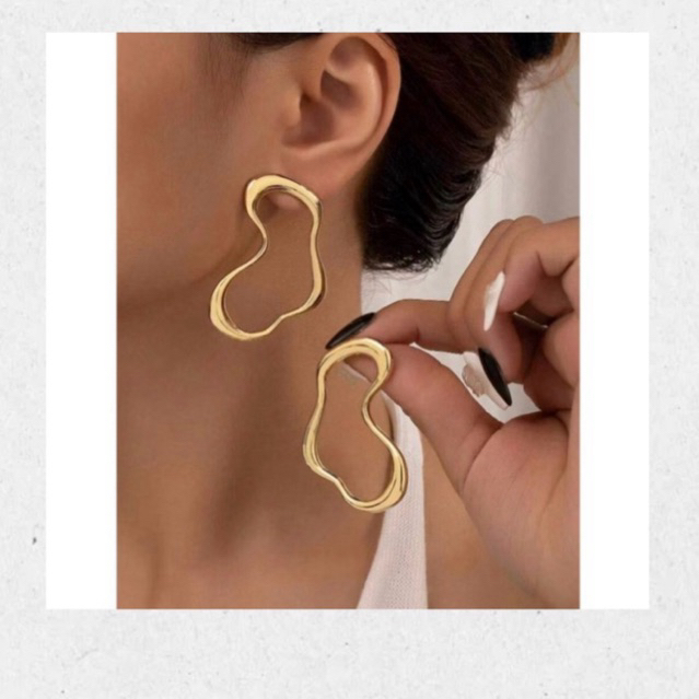 ￼ Brinco Dourado Geográfico Feminino - Joia Fashion Minimalista e Moderna