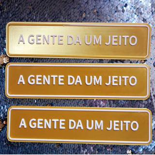 Placa decorativa A GENTE DA UM JEITO (20x5cm) Plaquinha PLA AMARELO frases divertidas Escrita Relevo