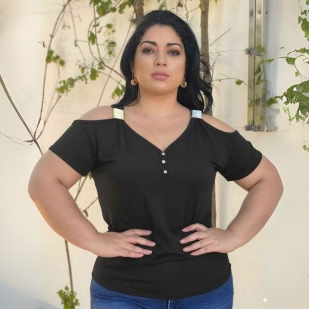 Blusa Feminina Plus Size Manga Curta Elegante Detalhe Decote V Alça Ciganinha Basica Ombro Aberta Estilosa Fivela Verao