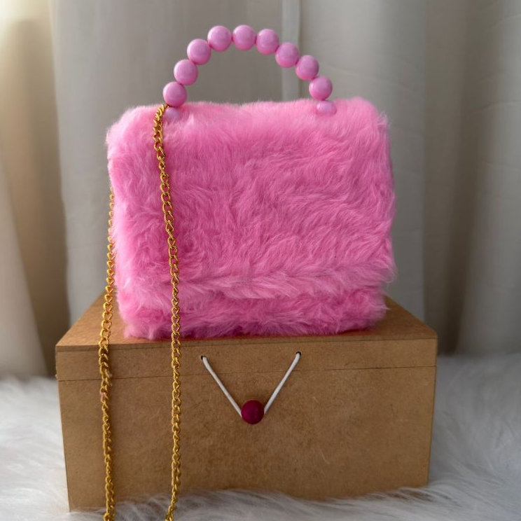 Bolsa Infantil Blogueirinha de Pelúcia Luxo | Alça Estilosa + Corrente Dourada | Moda Kids Charmosa em Oferta na Shopee