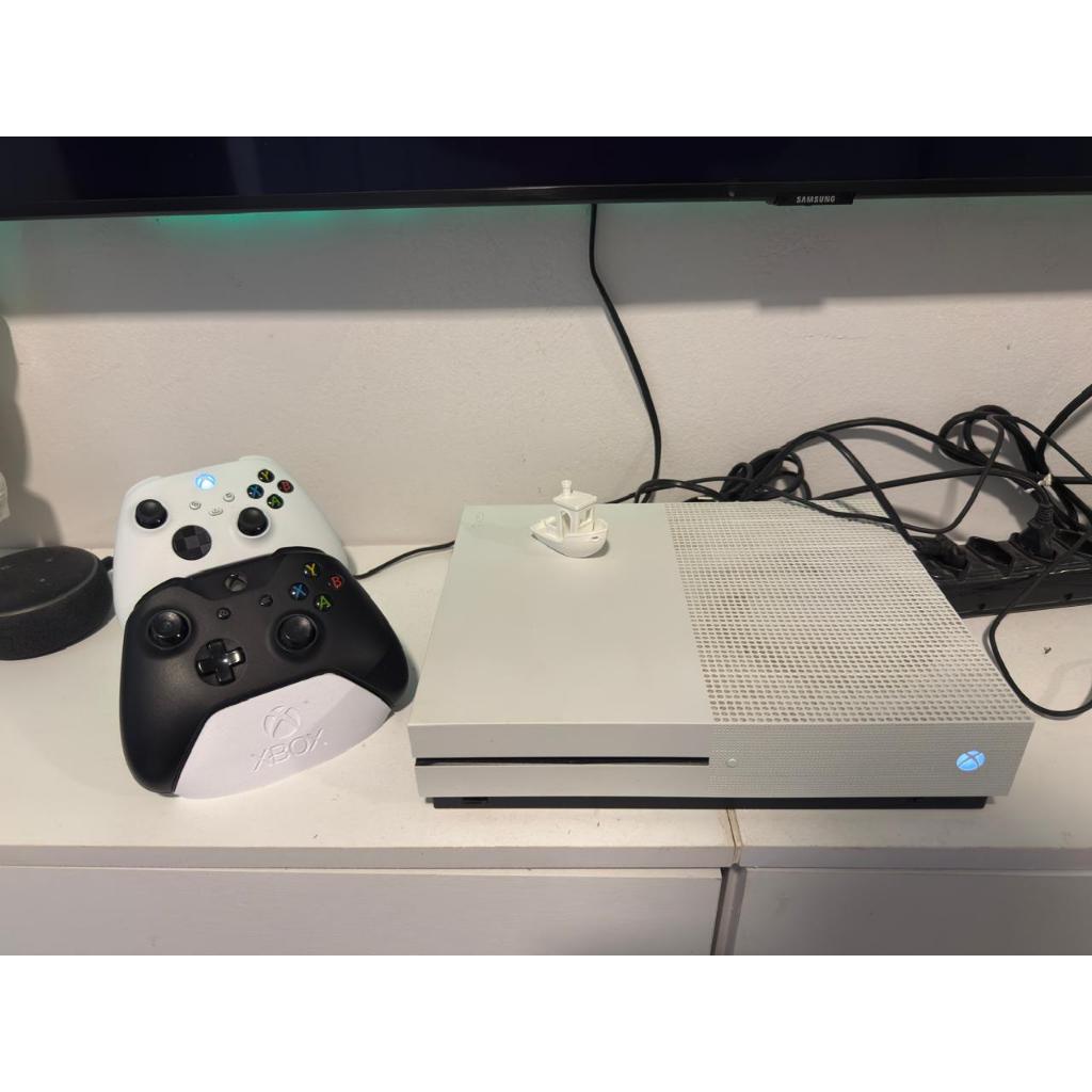 (USADO) XBOX One S 512gb com 2 controles e 15 jogos em perfeto estado.
