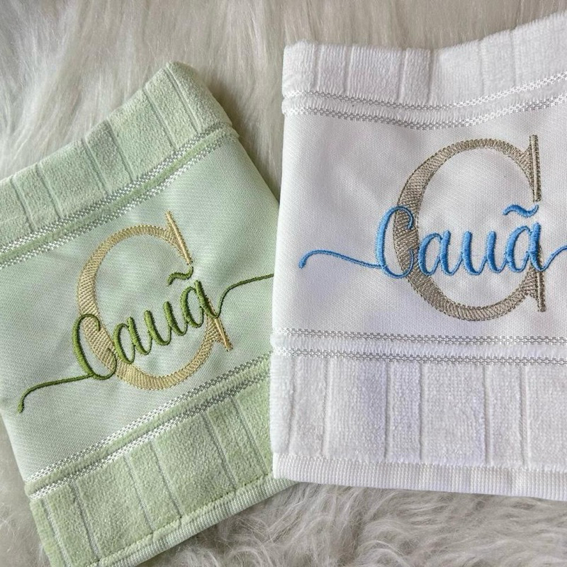 Kit 2 Toalhinhas Bordadas Personalizadas com Inicial do Nome e nome ideal para carregar na mochila escolar.