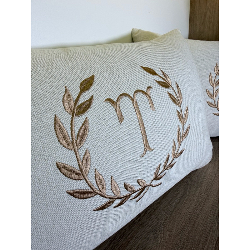 Almofada Personalizada Inicial Bordada Baguete RAMOS Com Enchimento 50x30cm Baguete Cama Posta — imagem 2 de 2