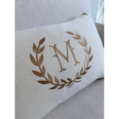 Almofada Personalizada Inicial Bordada Baguete RAMOS Com Enchimento 50x30cm Baguete Cama Posta