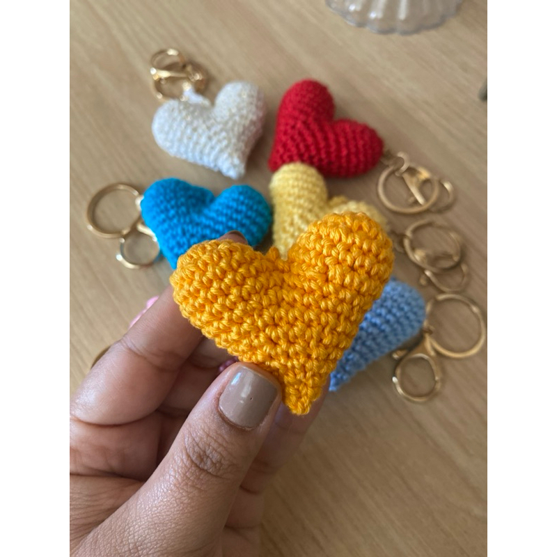 Kit 5 Chaveiros Coração em Crochê Feito à Mão – Lembrancinha Personalizada chá de bebê e casamento