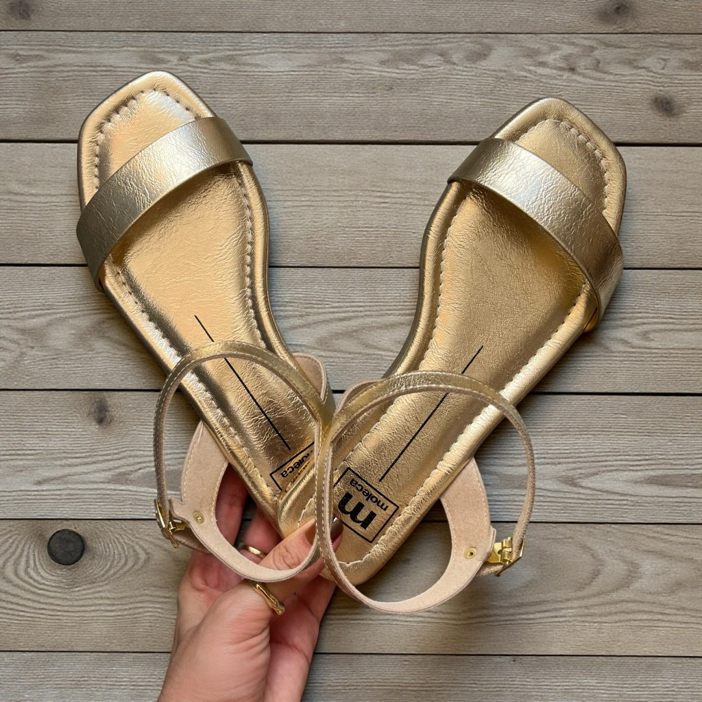 Sandália Rasteira Feminina Metalizada Confortável com Fivela Ajustável – Casual e Elegante em Oferta na Shopee