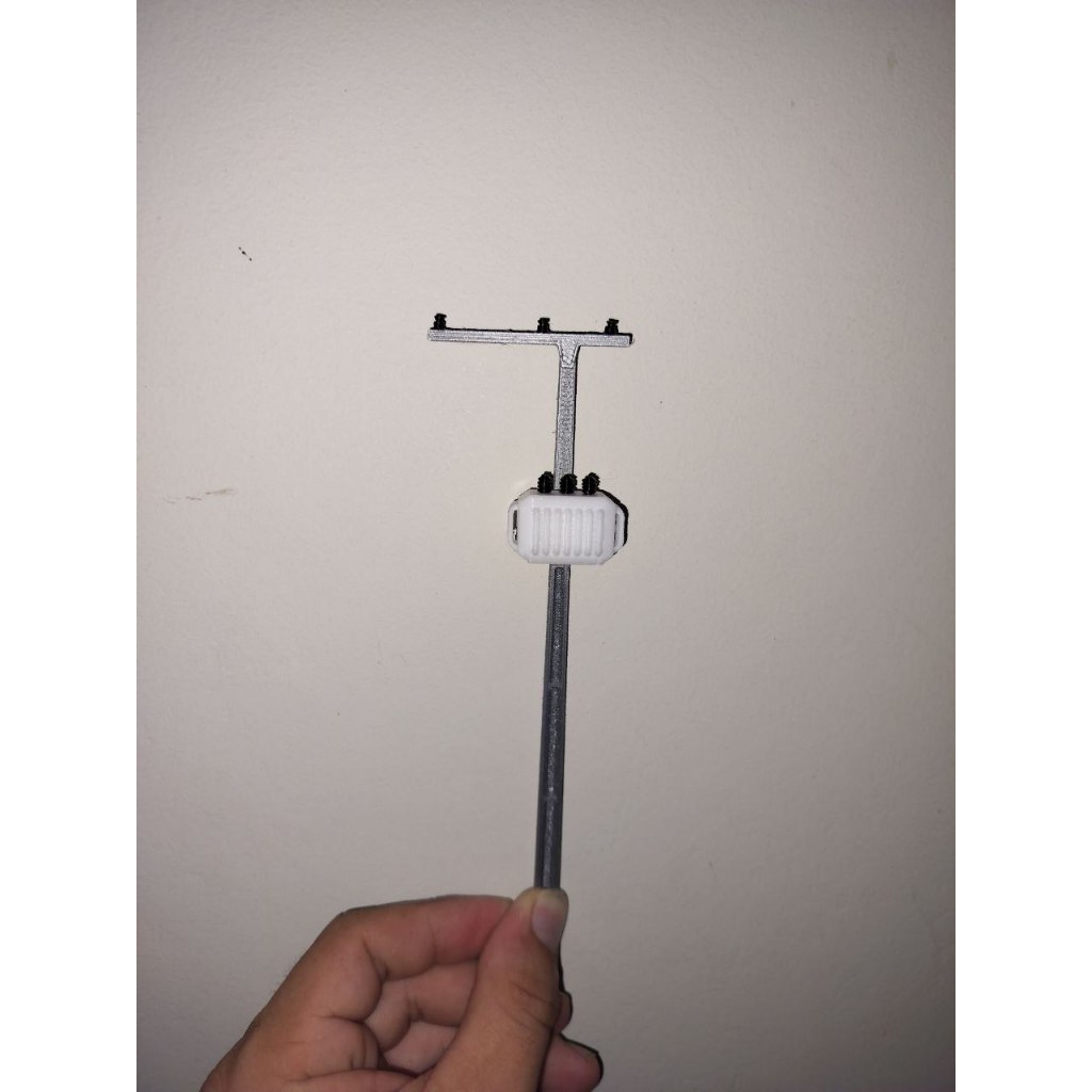 Miniatura maquete de poste de concreto duplo T com transformador
