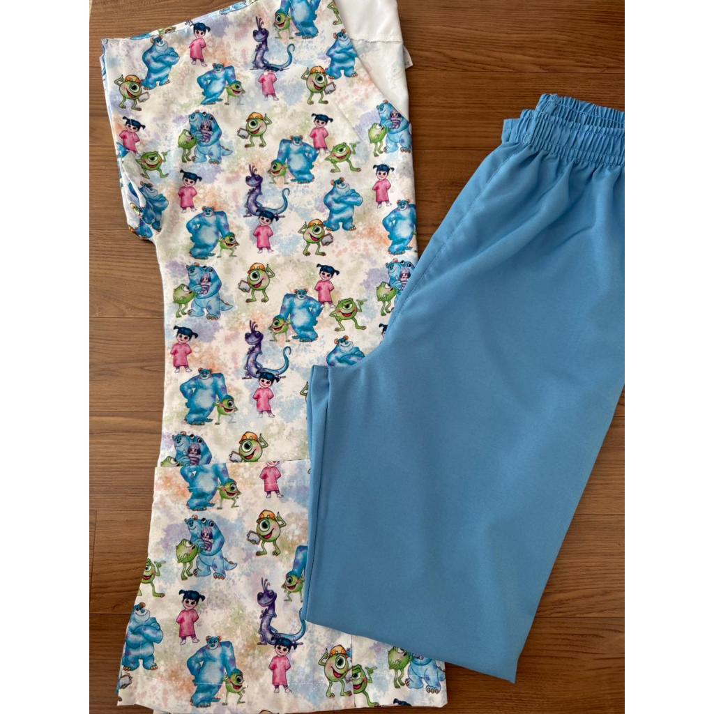 Scrub Bata Pijama Cirúrgico Estampado Monstros SA - Conjunto Hospitalar em Oferta na Shopee