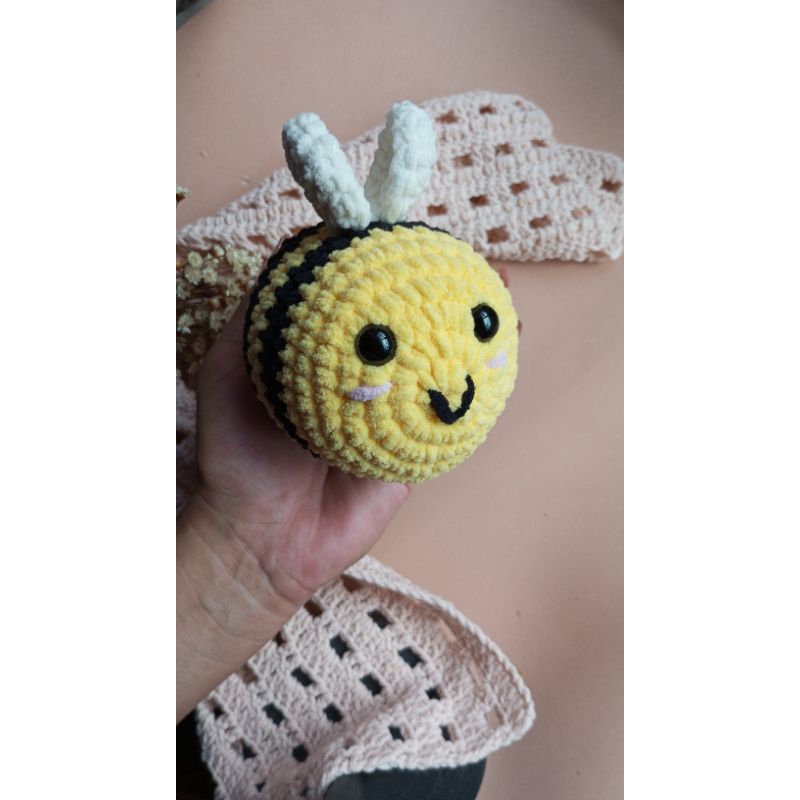 Chaveiro abelha, abelha Chenille, amigurumi, brinquedo, pelúcia, crochê