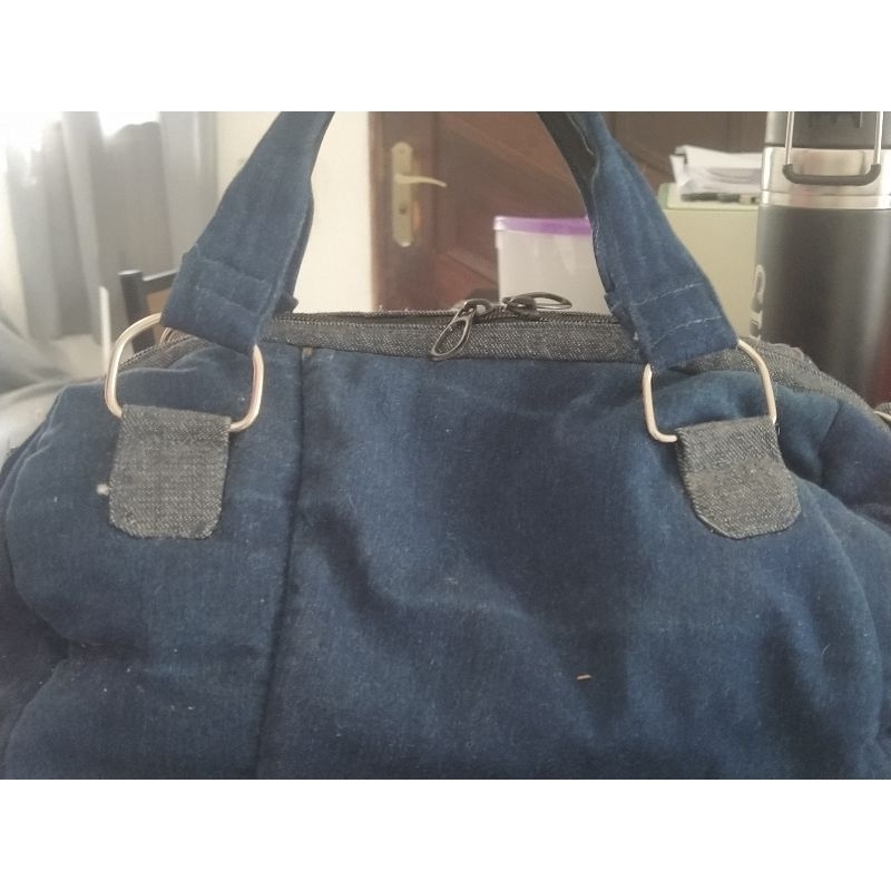 bolsa baú feita em jeans com forro em tricoline, fechamento com ziper. Artesanal