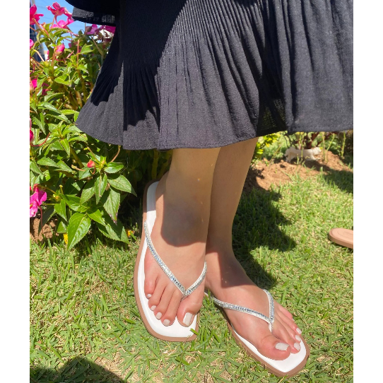 Sandália Chinelo Rasteira Feminina com Tiras Decorativas em Strass e Design Moderno Confortável Resistente leve Durável