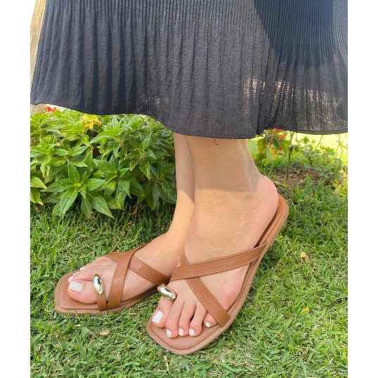Sandália Chinelo Rasteira Feminina com Tiras Decorativas e Design Moderno Confortável Resistente leve Durável