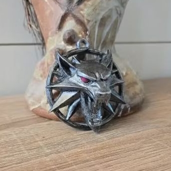 ESCUDO PINGENTE CORDÃO- LOBO -3D escudo the witcher O Bruxo colecionável
