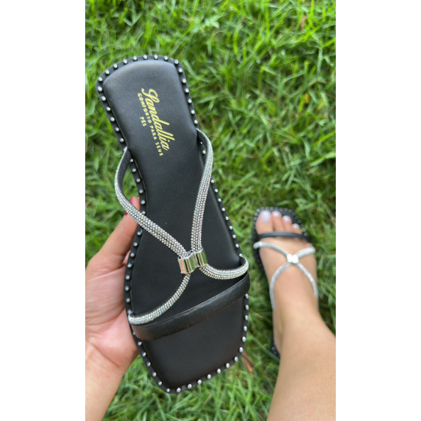 Sandália Chinelo Rasteira Feminina com Tiras Decorativas em Strass e Design Moderno Confortável Resistente Leve Durável