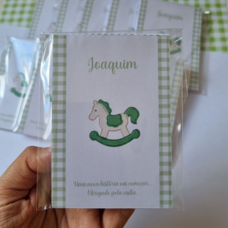kit Lembrancinha Maternidade Cavalinho Verde Personalizado com Nome do Bebê  Bloquinho Lembrança Nascimento Aniversário
