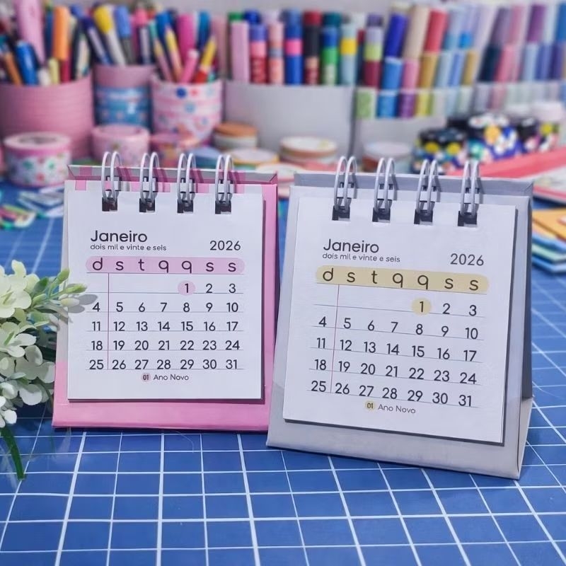 ENVIO RÁPIDO -  Mini Calendário de Mesa 2026 Compacto, Decorativo e Presente Criativo Lembrancinhas