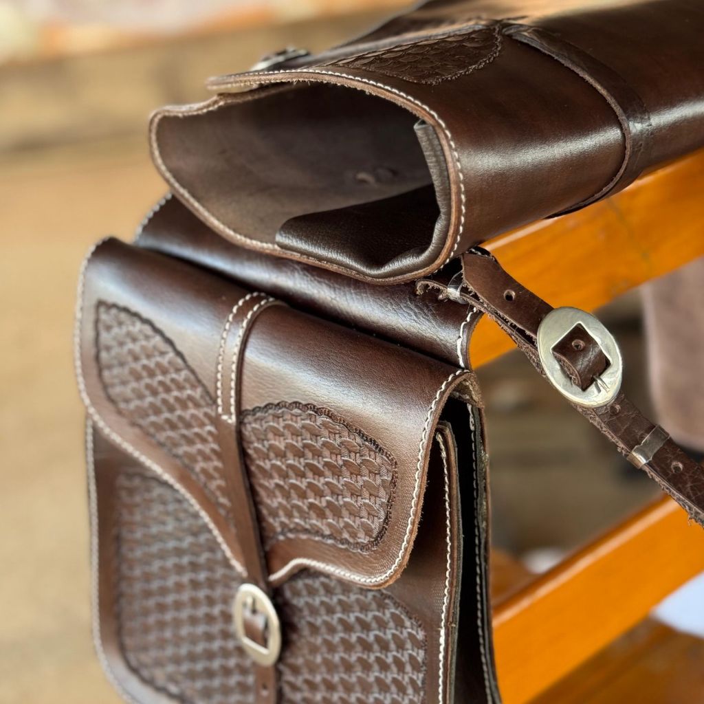 Alforge Bolsa Lateral Com Porta Capa em Couro Para Sela e Arreio Cela Cavalo Aço Inox