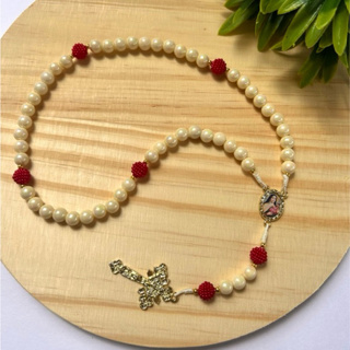 Terço católico perolado com vermelho de Santa Terezinha- Fé e Devoção em Oferta na Shopee