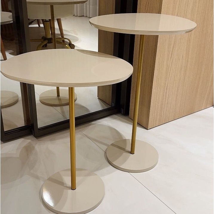 Kit com 2 Mesas Lateral e de Apoio Orgânica em MDF e Aço Dourado Conjunto Decorativo - LH Móveis