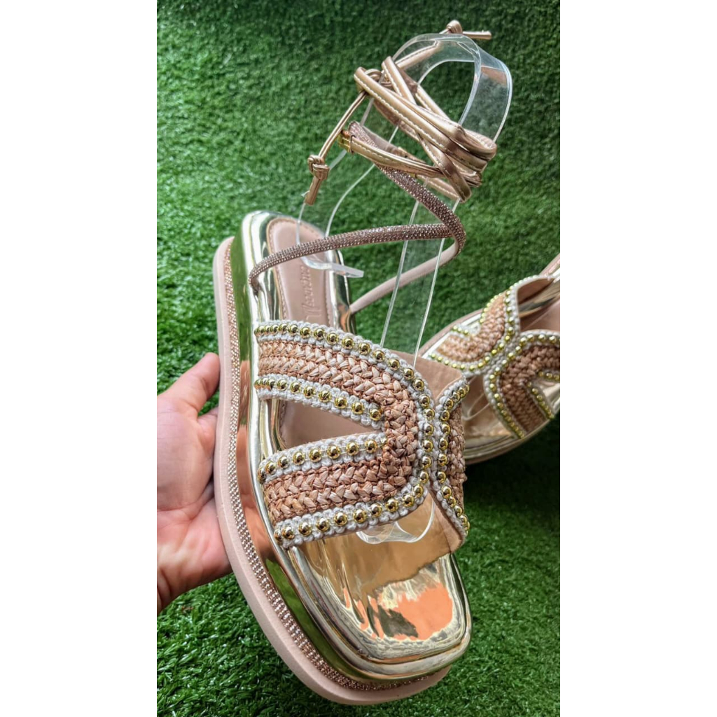 Flat Sandália Feminina Anabela Dourada com Tiras Trançadas e Aplicações | Confortável e Elegante