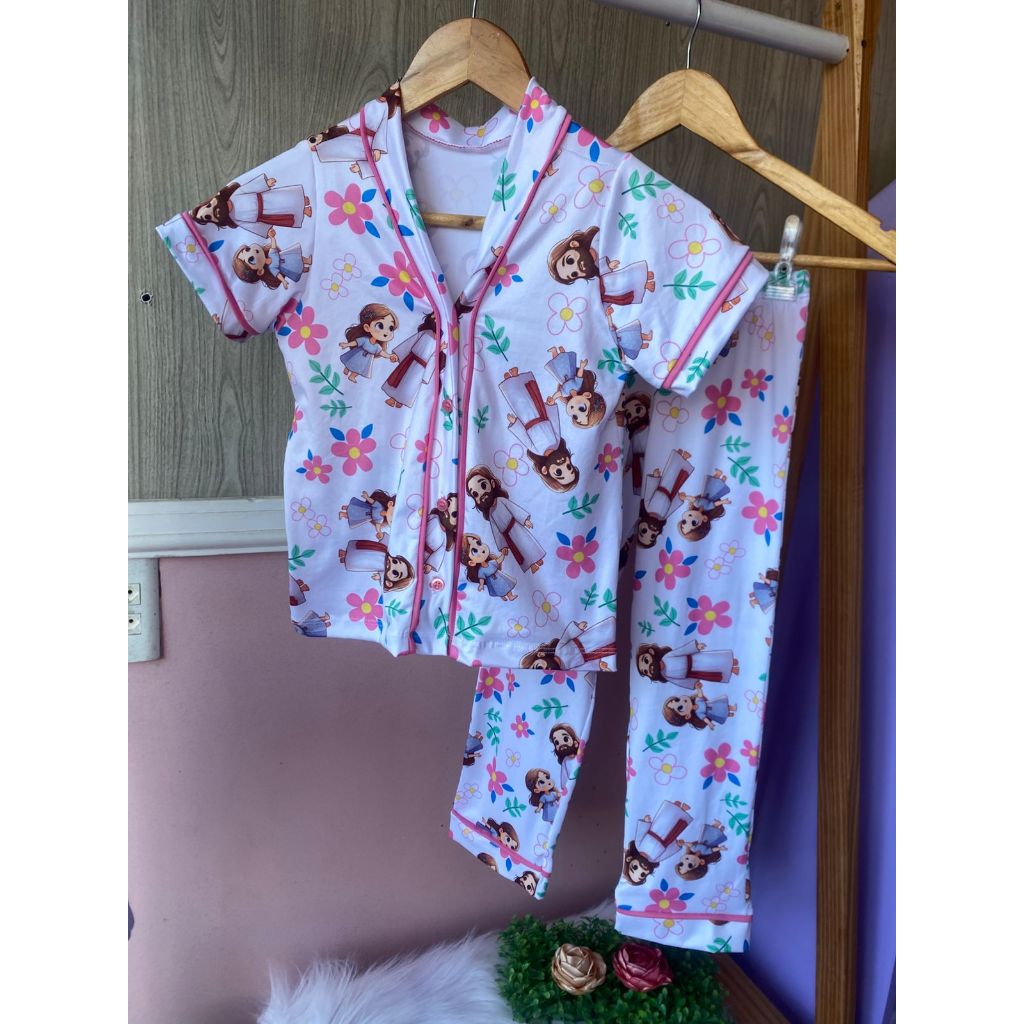 Pijama Infantil com Calça Jesus com Menina e Florzinha Branco