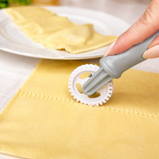 Carretilha Fecha E Corta Massa Profissional Pastel Ravioli Fechador De Massas Branco Prático em Oferta na Shopee