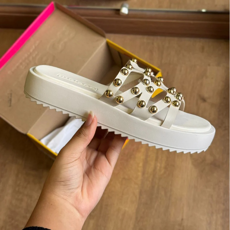 Sandália Papete Moleca Slide Flatform Spikes Lançamento 2026 Branco Dourado Detalhes