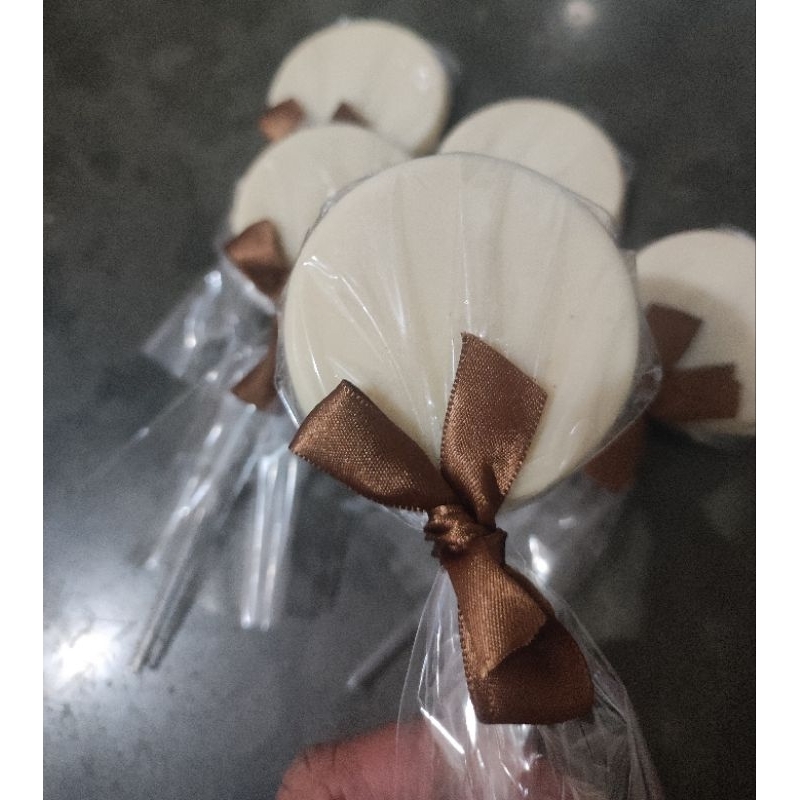 Kit 40 pirulitos de chocolate branco em Oferta na Shopee