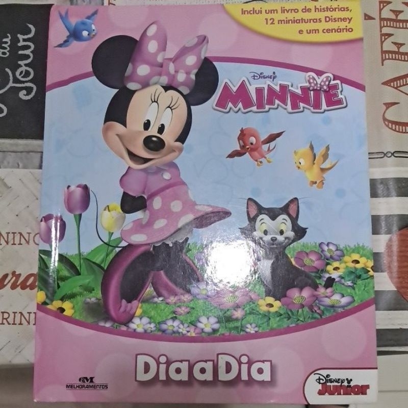 Livro Minnie Dia a Dia com 12 miniaturas e um cenário em Oferta na Shopee