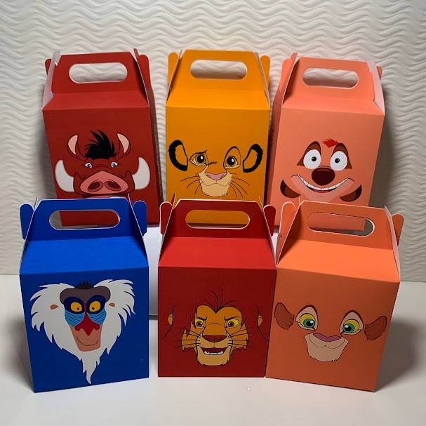 Kit Rei Leão Maletinha Dupla Face Papelaria Personalizada Festa Infantil Lembrancinha PEGUE E MONTE.