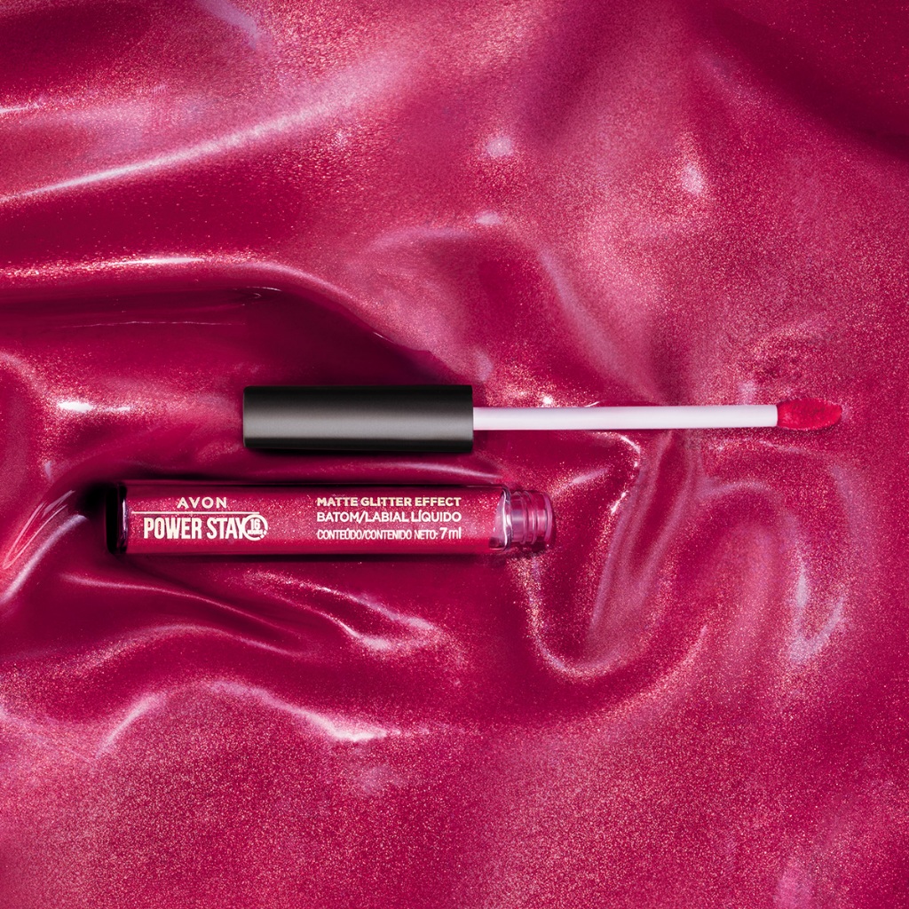BATOM LÍQUIDO MATTE GLITTER EFFECT AVON POWER STAY MALVA LUMINOSO.