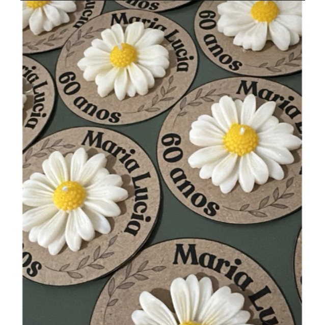 Kit 1000 Velas Flor Margarida com cartão personalizado | lembrancinha maternidade, casame…