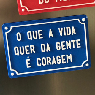 Plaquinha decorativa ÍMÃ de geladeira A VIDA QUER CORAGEM frase positiva personalizada (imita placa) em Oferta na Shopee