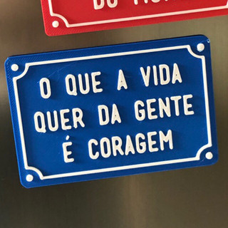 Plaquinha decorativa ÍMÃ de geladeira A VIDA QUER CORAGEM frase positiva personalizada (imita placa)