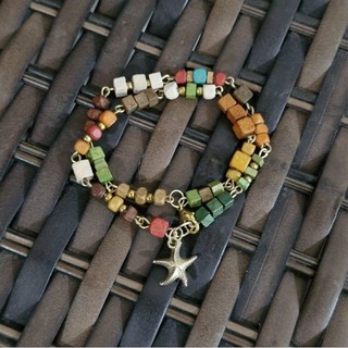 Pulseira delicada Artesanal mix contas de Madeira com Pingente Estrela-do-Mar | Boho Praia