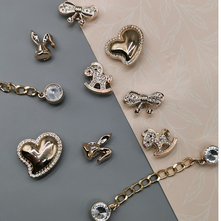 Pins \ Bottons para Babuche Dourada diversas decorações - Kit Com 10 para sandália ANIMALE